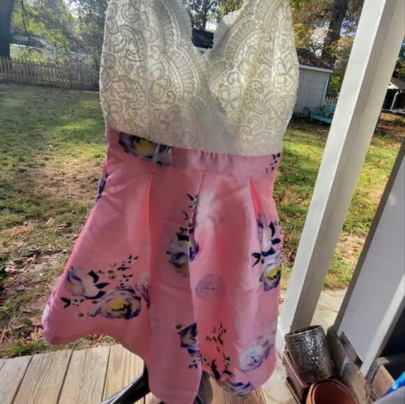 Womens Clothing - Picture 2 of 16